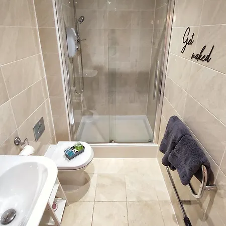 Duplex In With King Size Bed - Long Rates Available Апартаменти Лідс