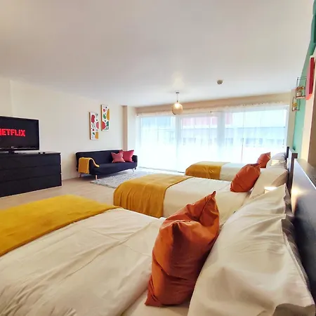 아파트 Duplex In With King Size Bed - Long Rates Available 리즈