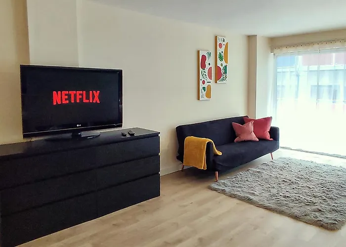 Duplex In With King Size Bed - Long Rates Available * Leeds (West Yorkshire)