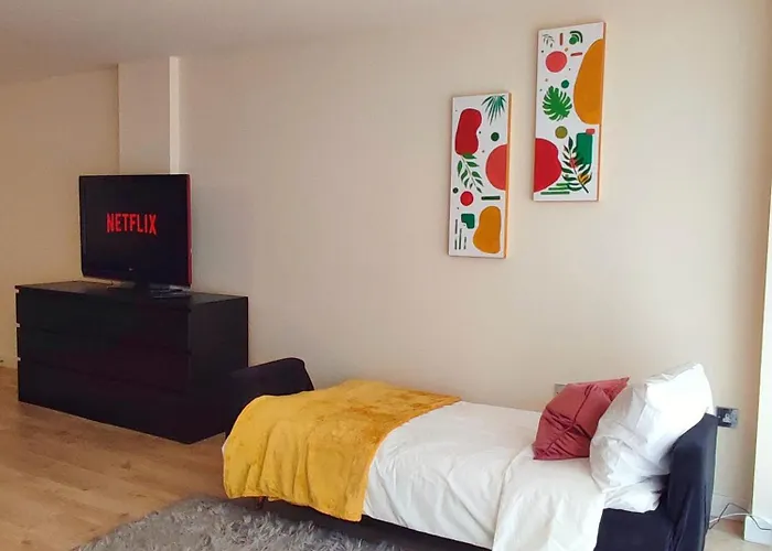 Duplex In With King Size Bed - Long Rates Available * Leeds (West Yorkshire)