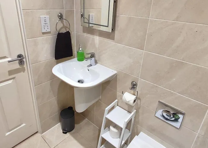 Апартаменти Duplex In With King Size Bed - Long Rates Available *