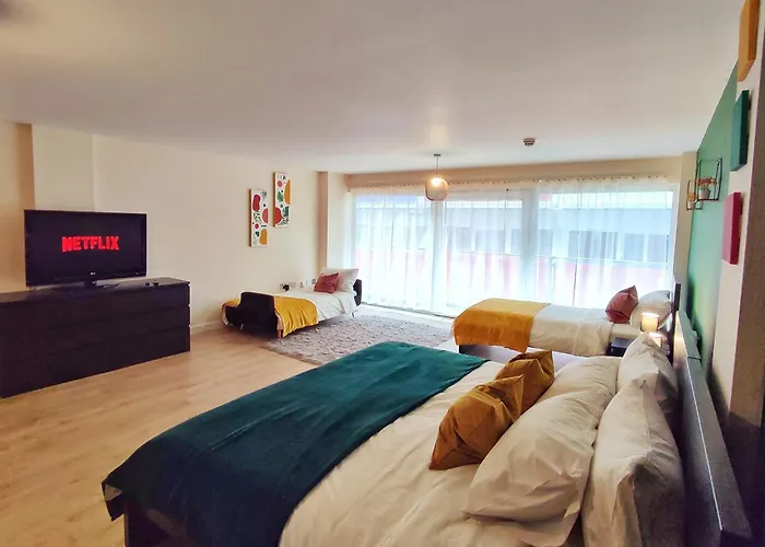 Апартаменти Duplex In With King Size Bed - Long Rates Available *